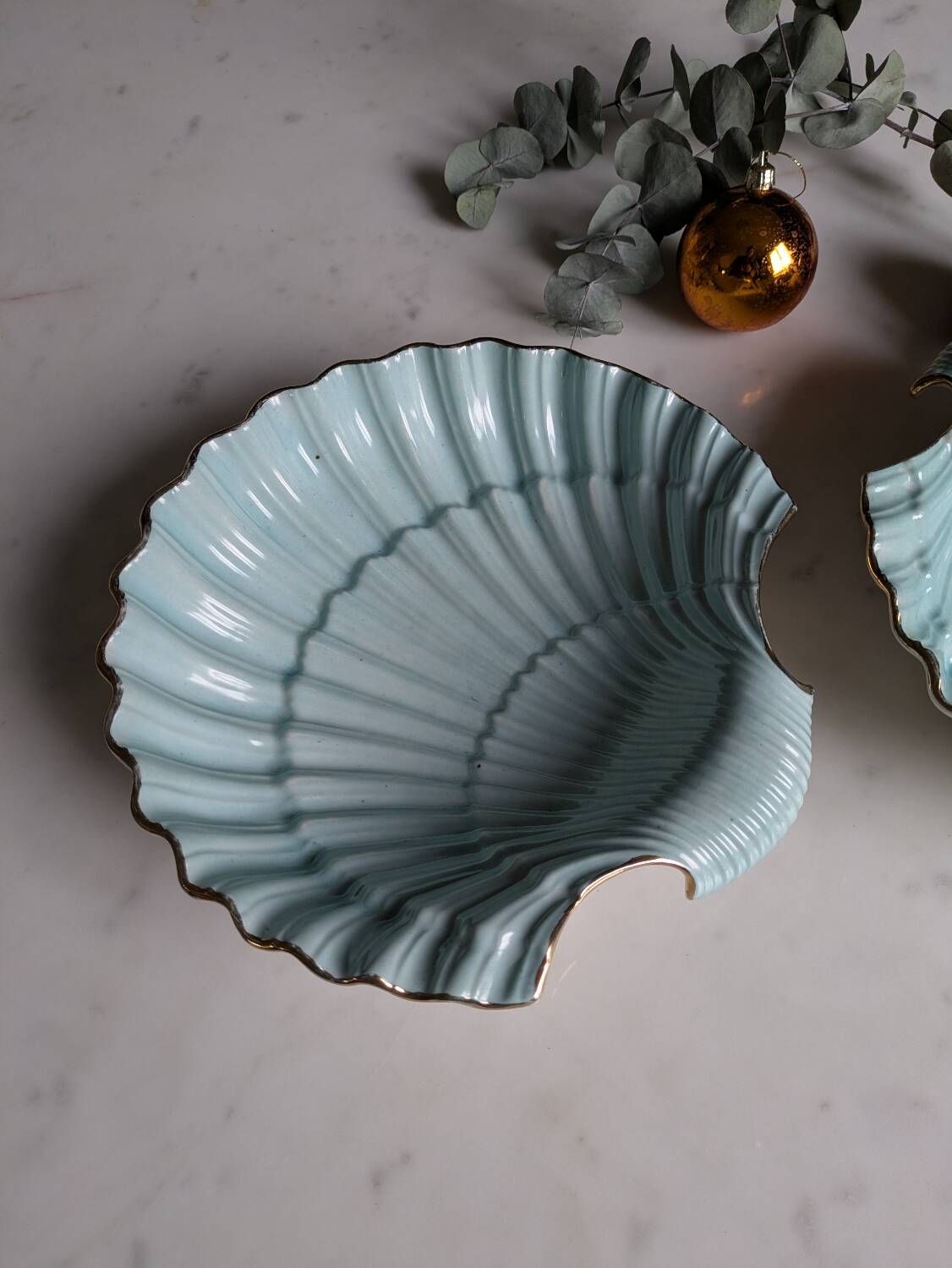 Shell-shaped porcelain dishes.