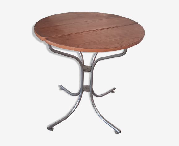 Table ronde en formica marron pliable avec ses pieds en métal diam 80cm ht 77cm