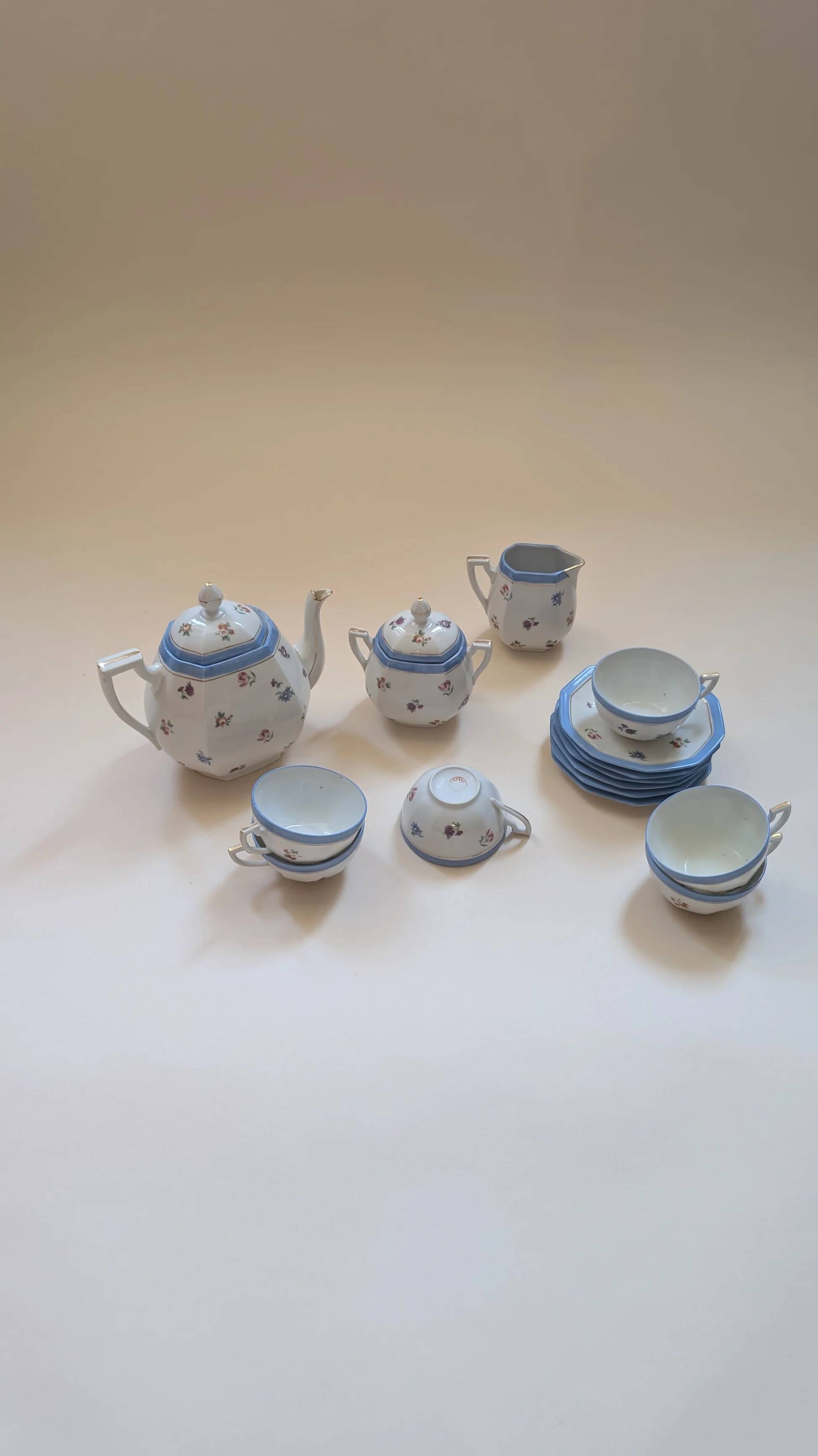 Tea set, 6 cups and 11 bowls