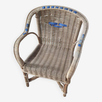 fauteuil chaise enfant en rotin vintage aved detail bleu a raviver sinon bon etat