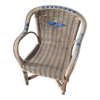 fauteuil chaise enfant en rotin vintage aved detail bleu a raviver sinon bon etat