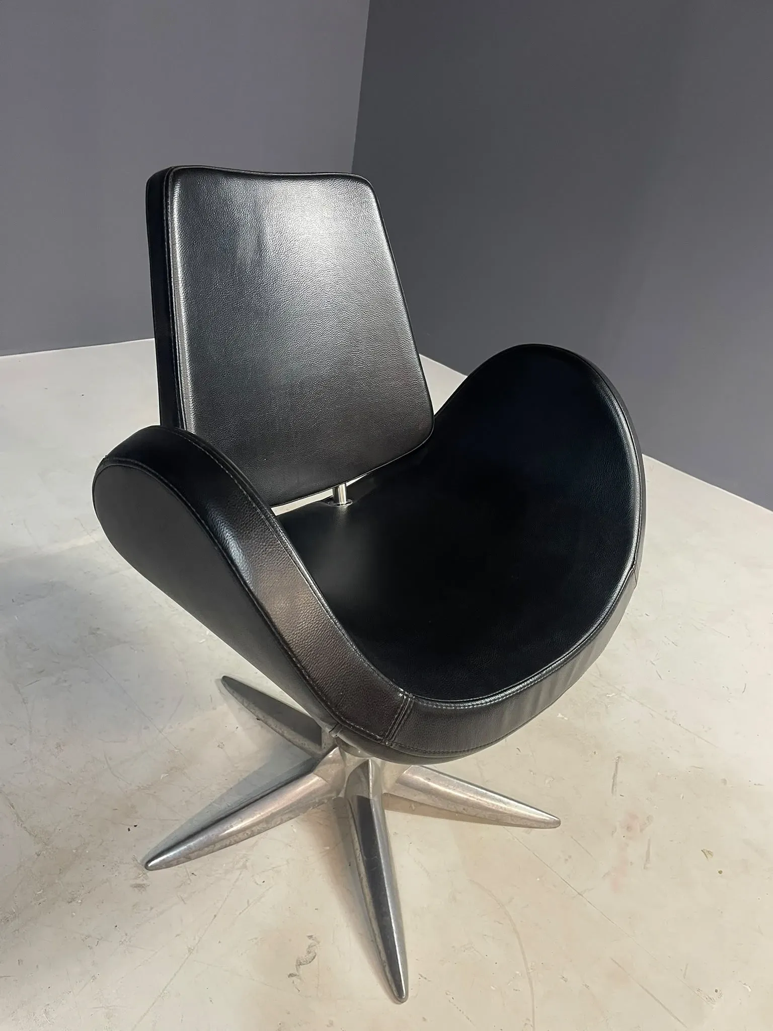 Alipes black swivel salon chair with chrome star base by Giorgetto Giugiaro for Gamma & Bross, Italy, contemporary, 85 × 70 × 60 cm