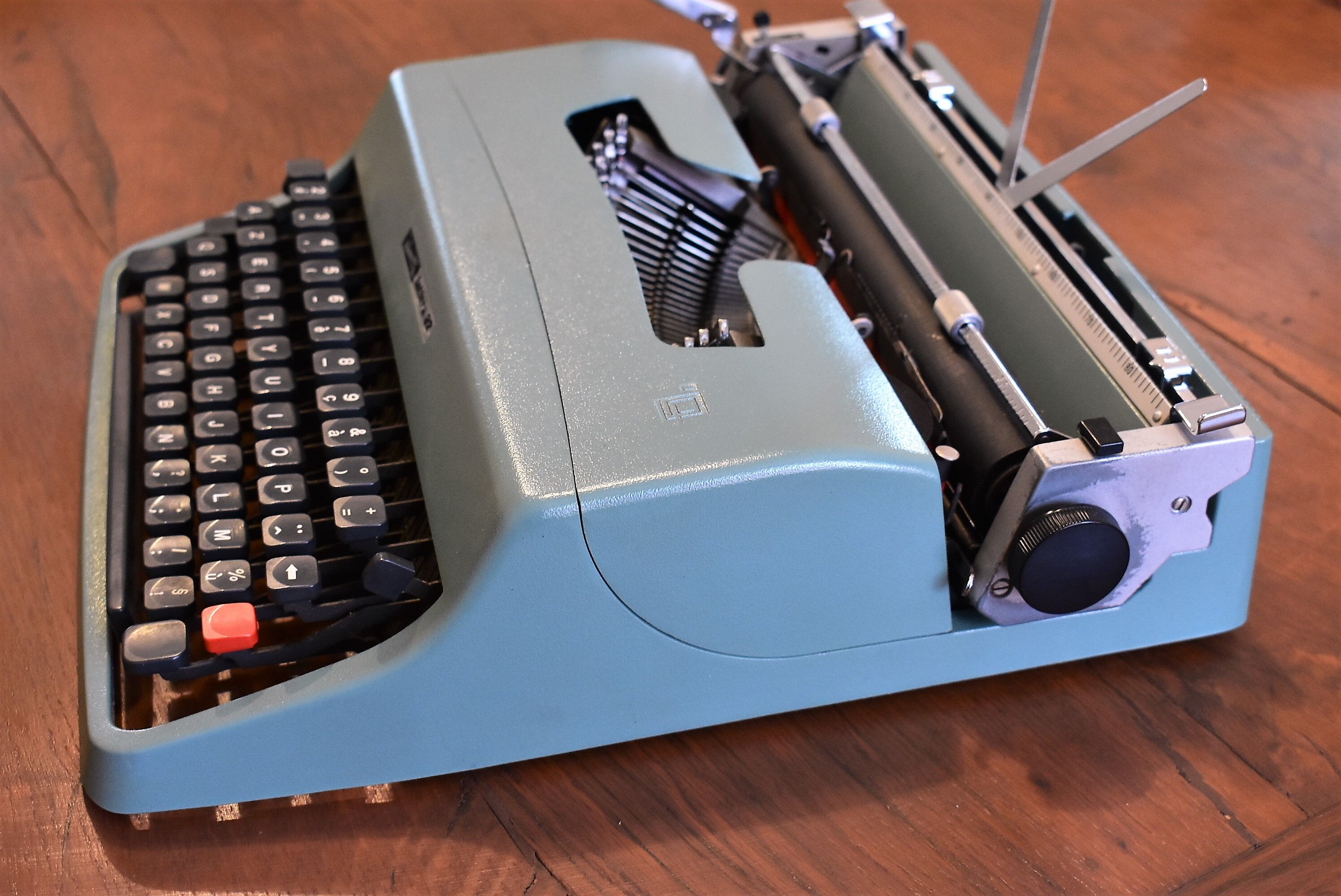 OLIVETTI LETTERA 32 typewriter with case