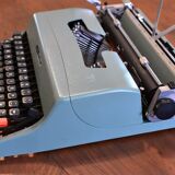 OLIVETTI LETTERA 32 typewriter with case