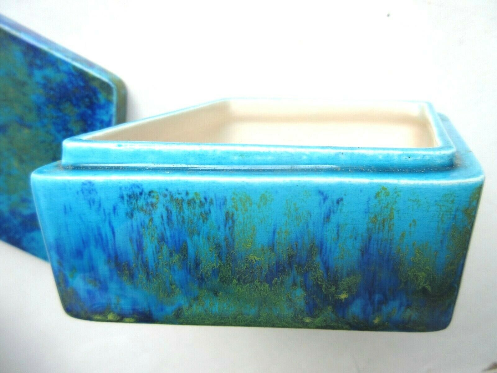 Boite forme losange Art Déco, porcelaine de Sèvres bleu-lagon signée Paul Millet