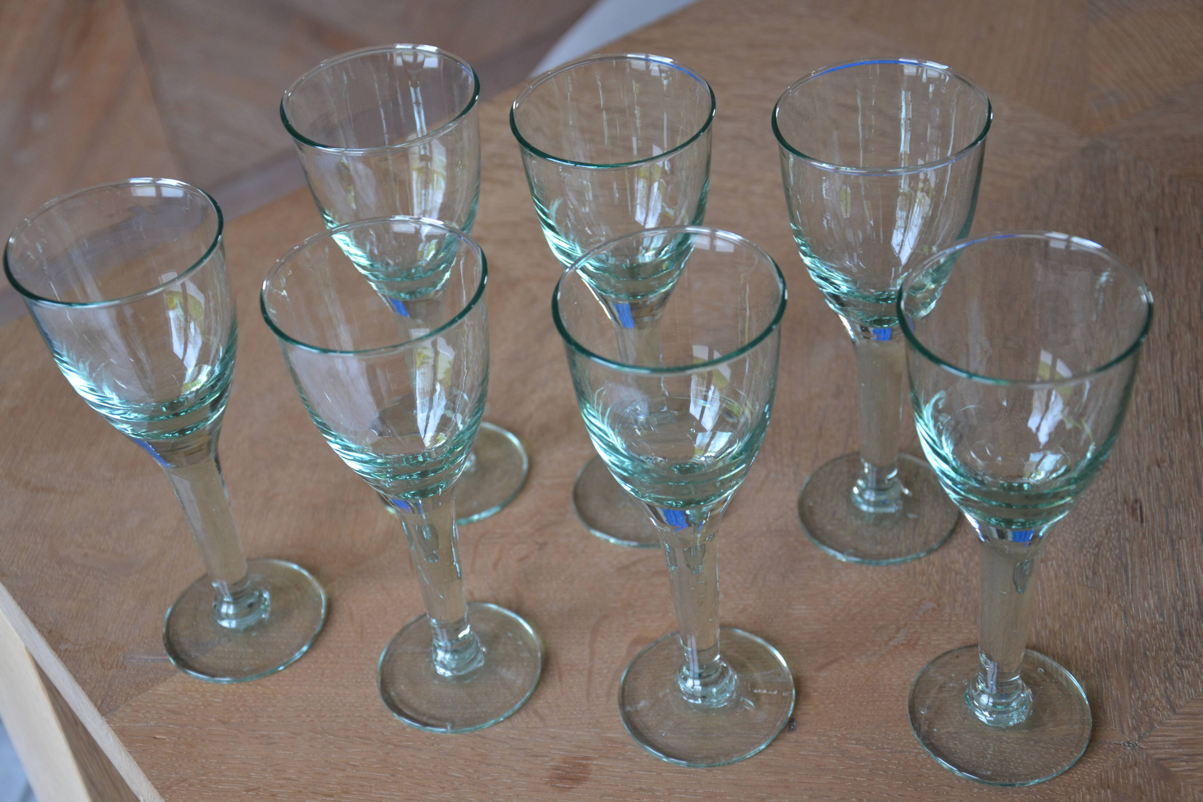 9 small stemmed sparkling glasses H 13 cm