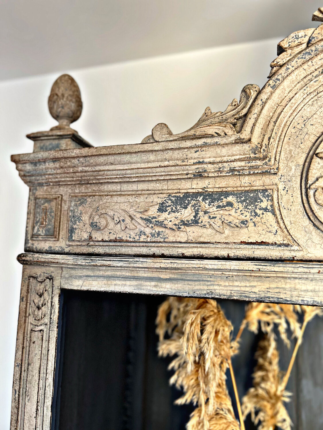 Superb patinated bonnetière in the Tuscan style