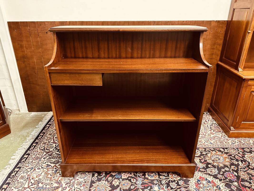 Antique English Chesterfield mahogany bar with bar stools