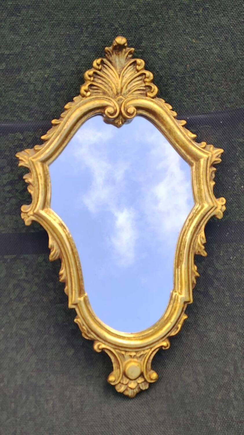 Classic Baroque/Louis XV style mirror. In old gold patinated wood. Palmette/Scroll/Blazon motif decor. Dim 46 x 27 cm