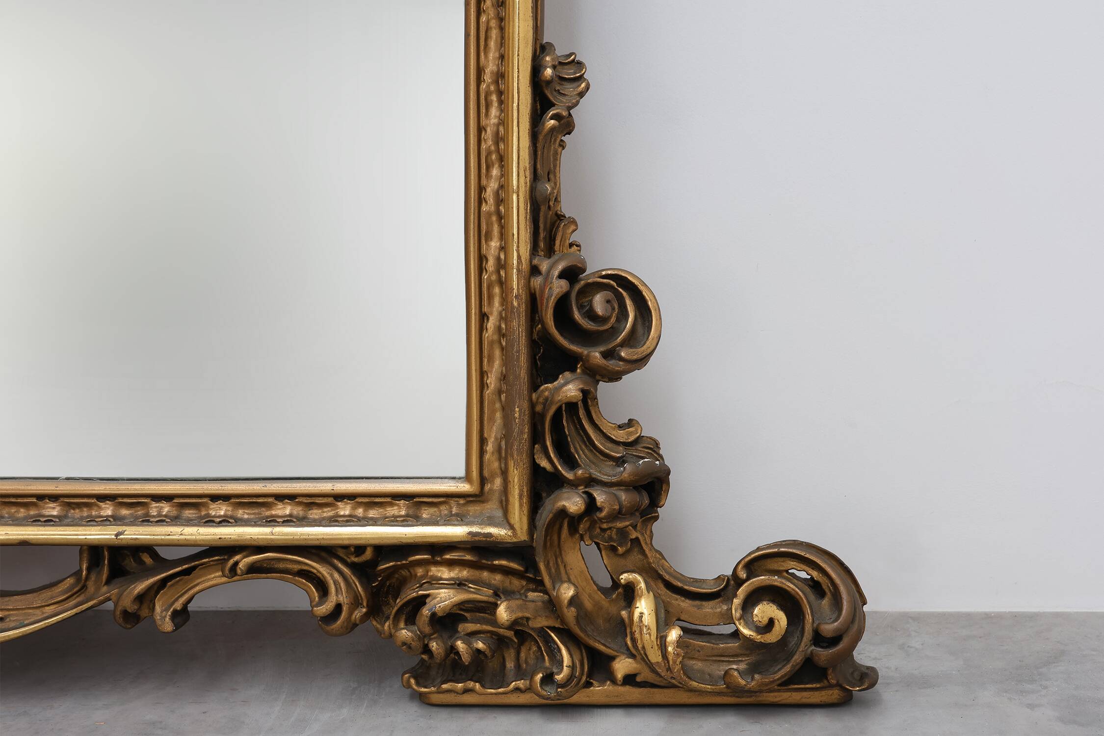 Grand miroir en bois doré de style rococo, Belgique, 20e siècle