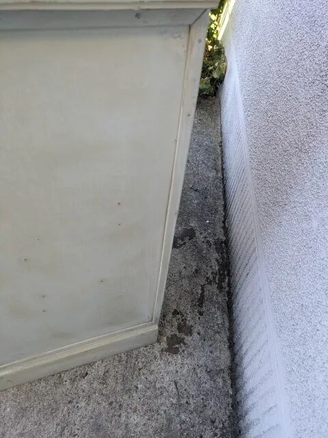 Distressed chest of drawers