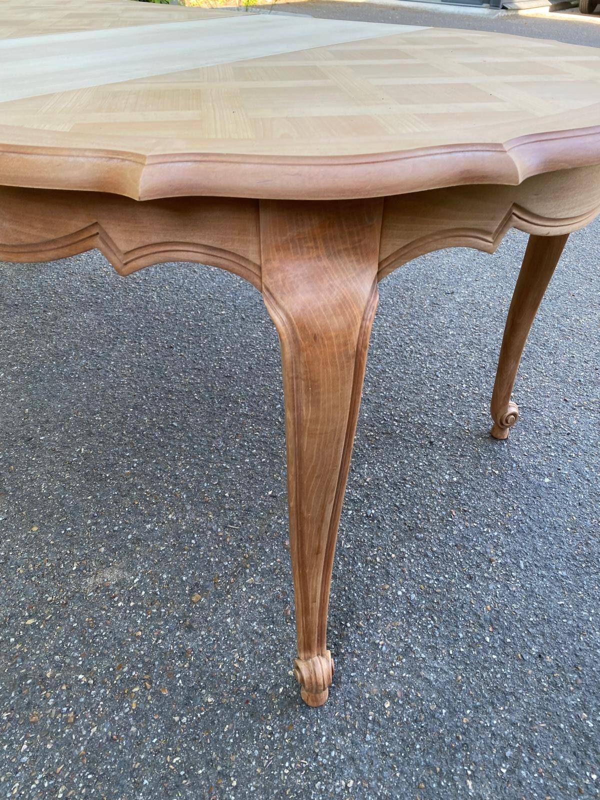 Extendable round Louis XV dining table, renovated in raw wood, 20th century, 200cm