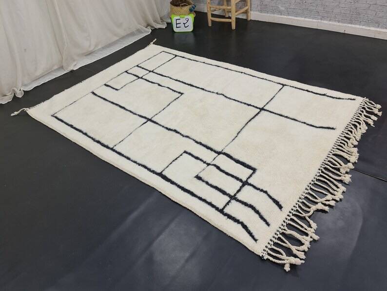 Beni Mrirt rug in handmade white wool, size 150 x 260 cm