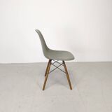 Chaise d'appoint Eames Herman Miller DSW en vert écume de mer