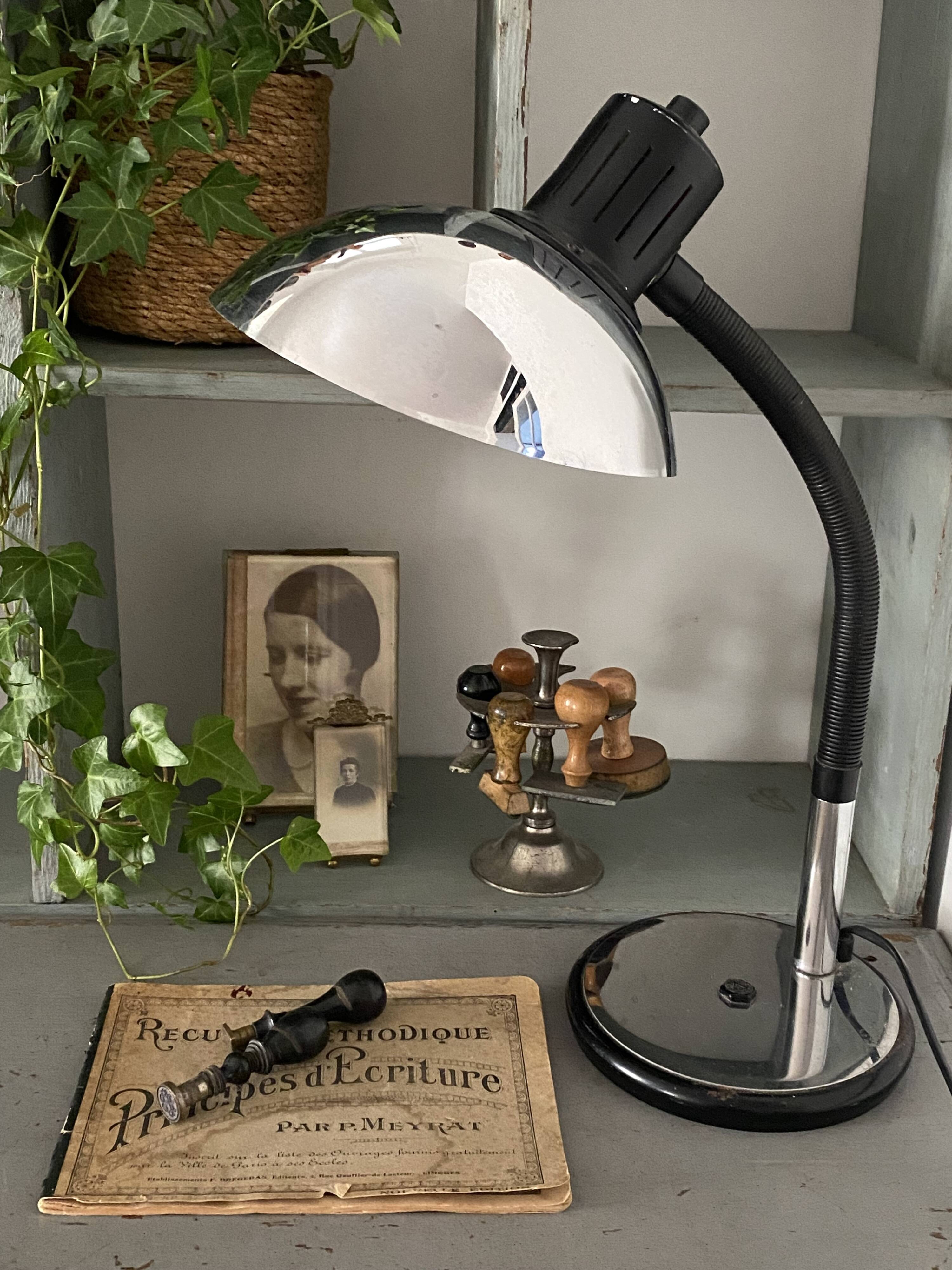 Articulated desk lamp