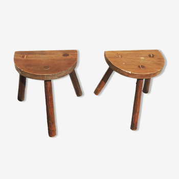 2 anciens tabourets de traite en bois