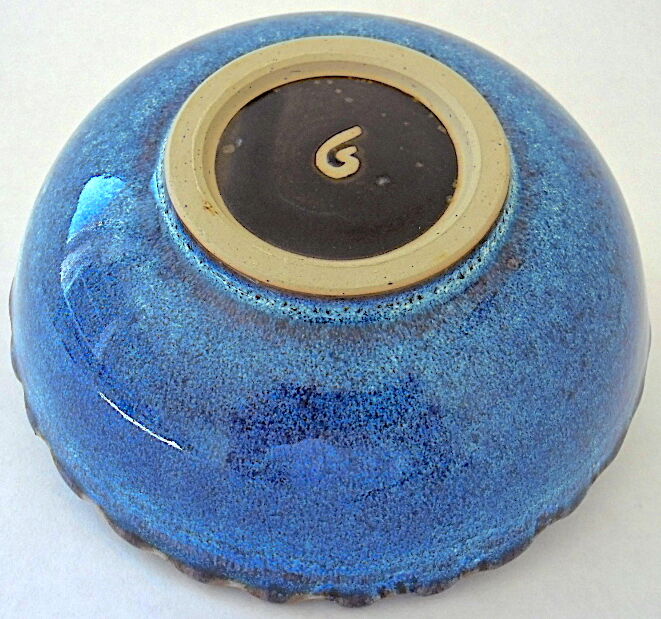 Cut or pocket in polychrome varnished sandstone with a blue and floral decoration
