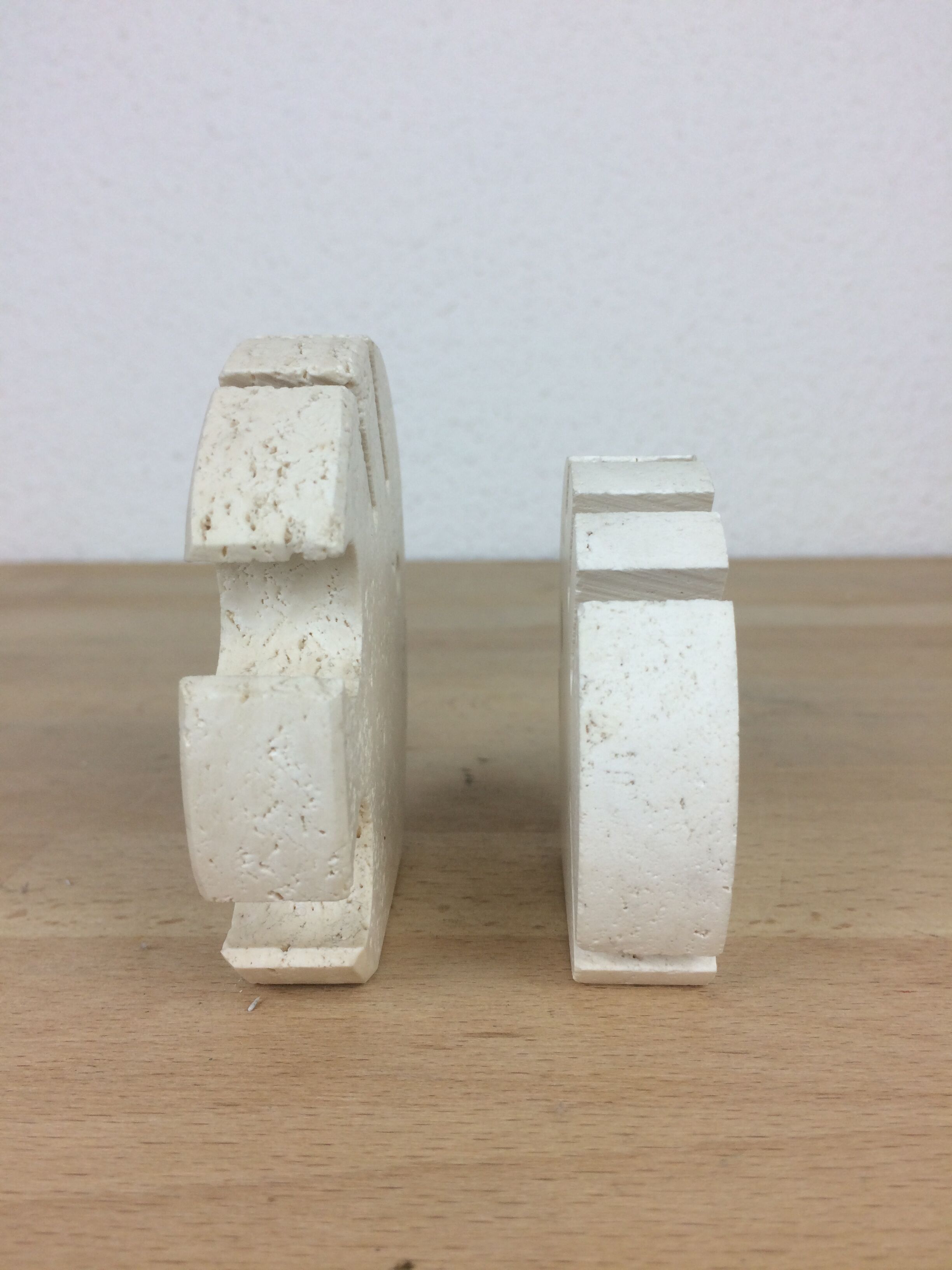 Fratelli Mannelli fish card holder in travertine