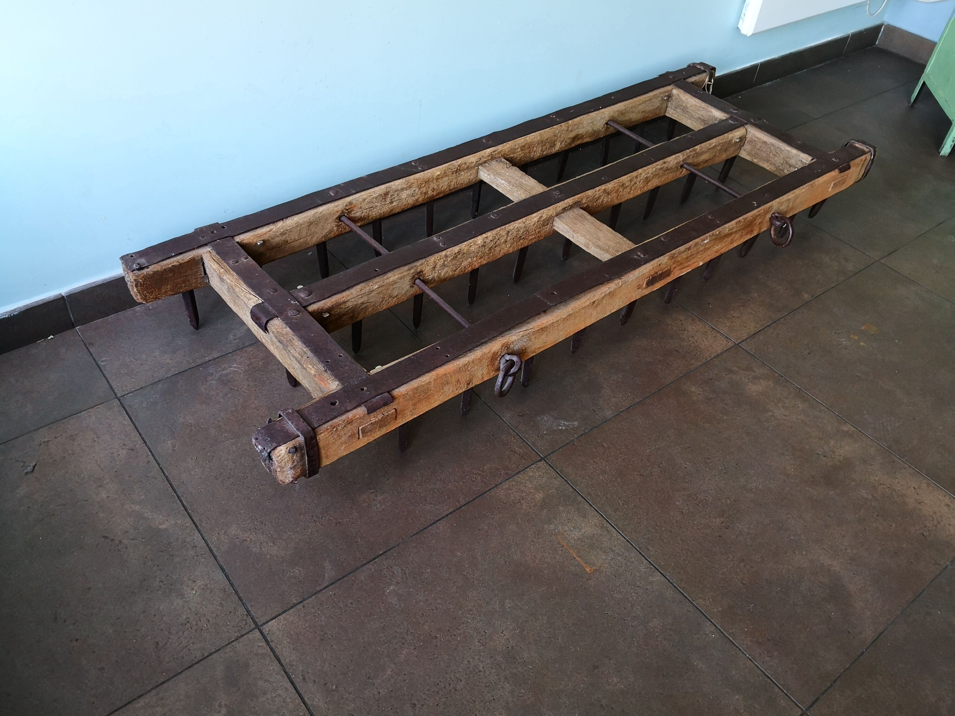 Table basse, herse agricole