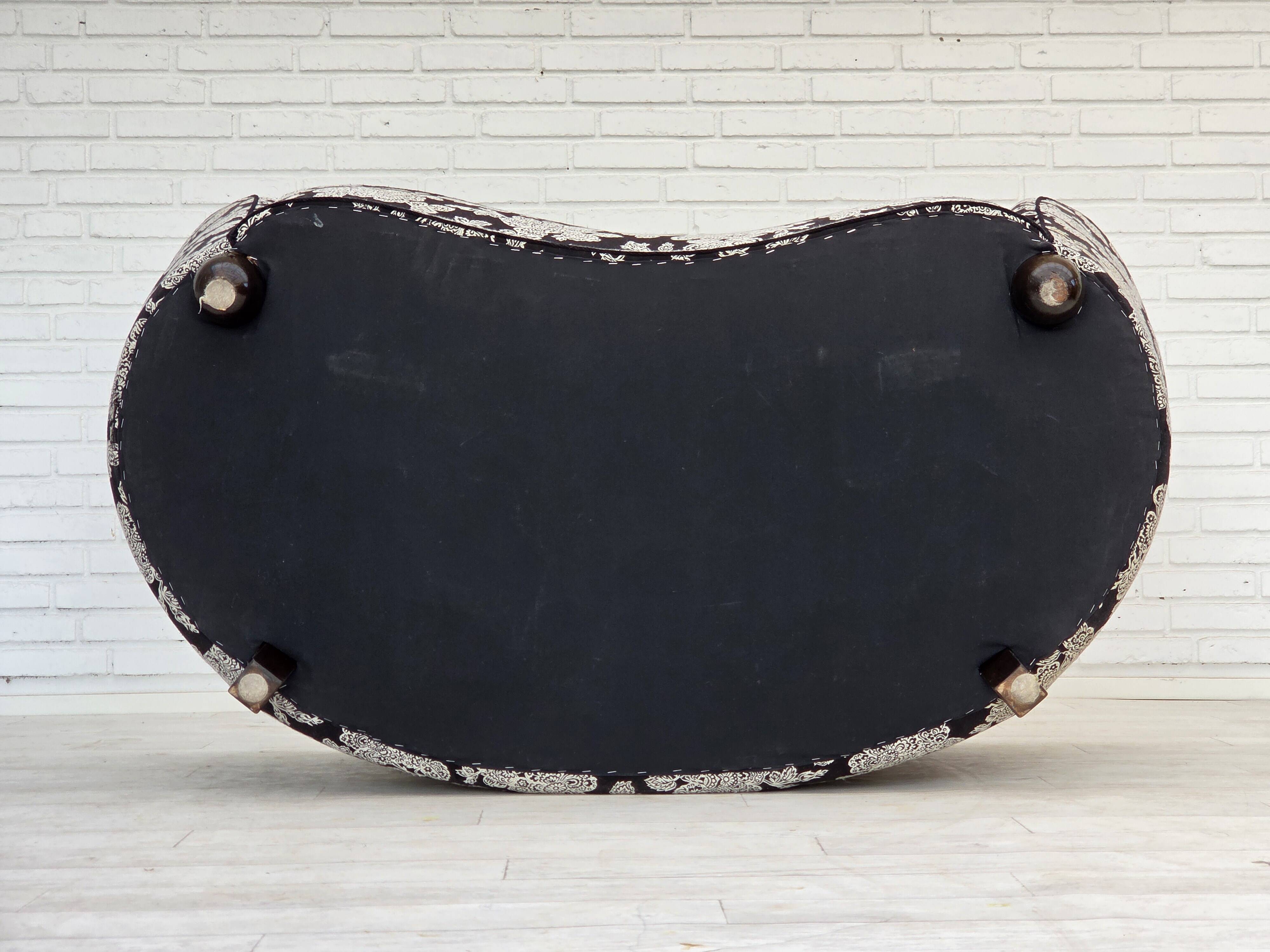 Canapé danois 2 places "Banan" des années 1960, tissu noir-blanc, bois de hêtre.