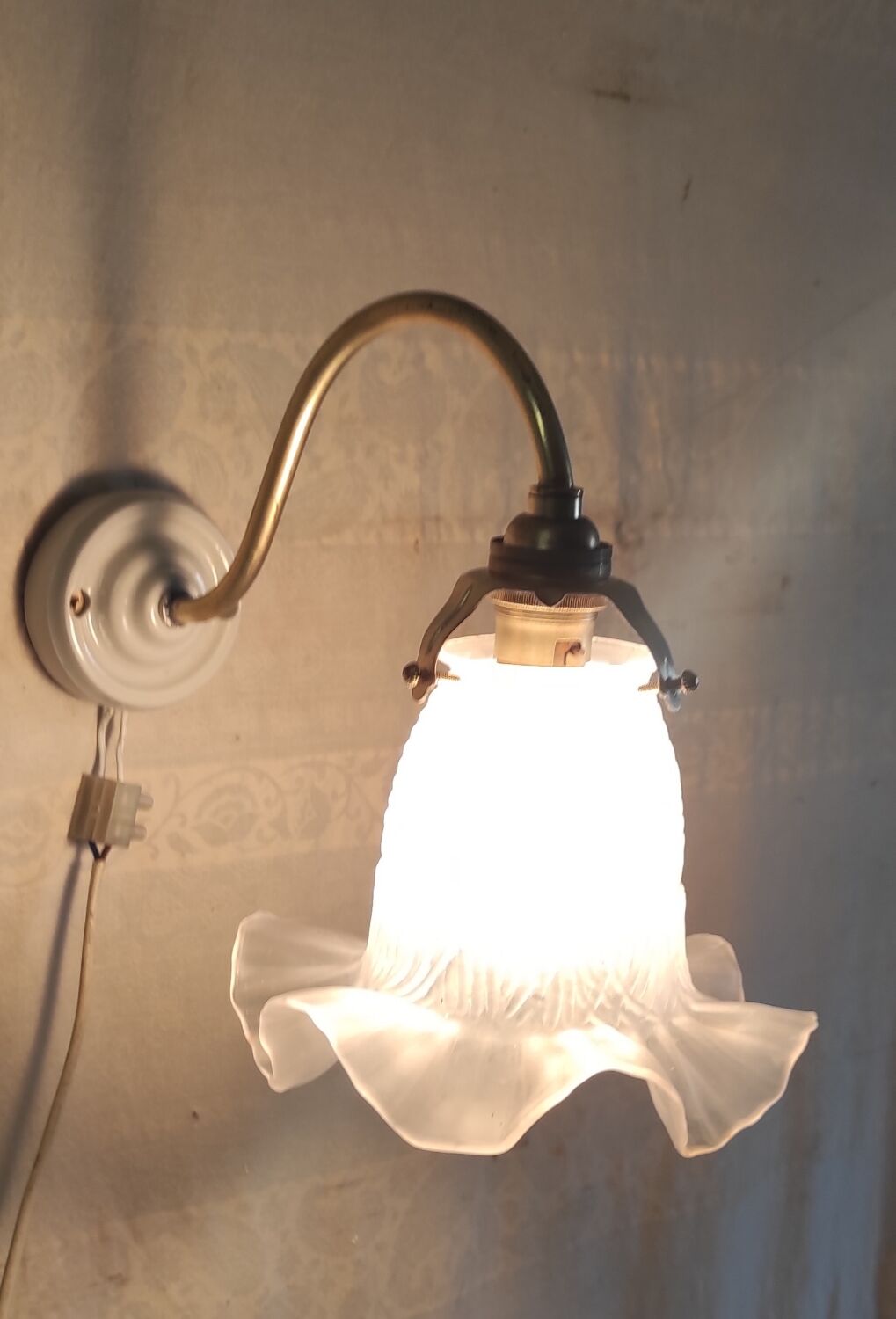 Swan neck wall light in brass, porcelain and glass - mid 20th century