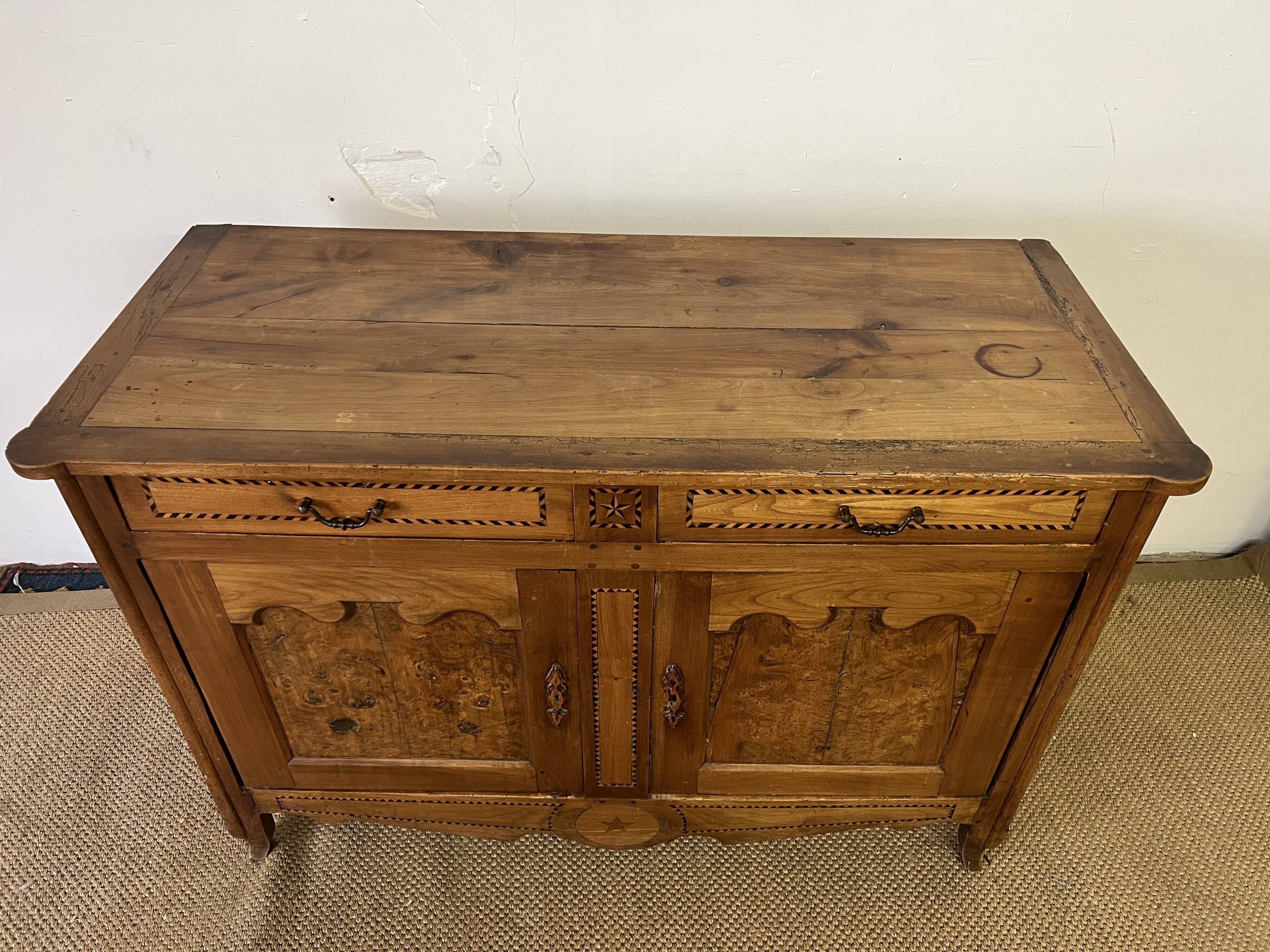 Buffet XIXème en marqueterie et loupe d’orme