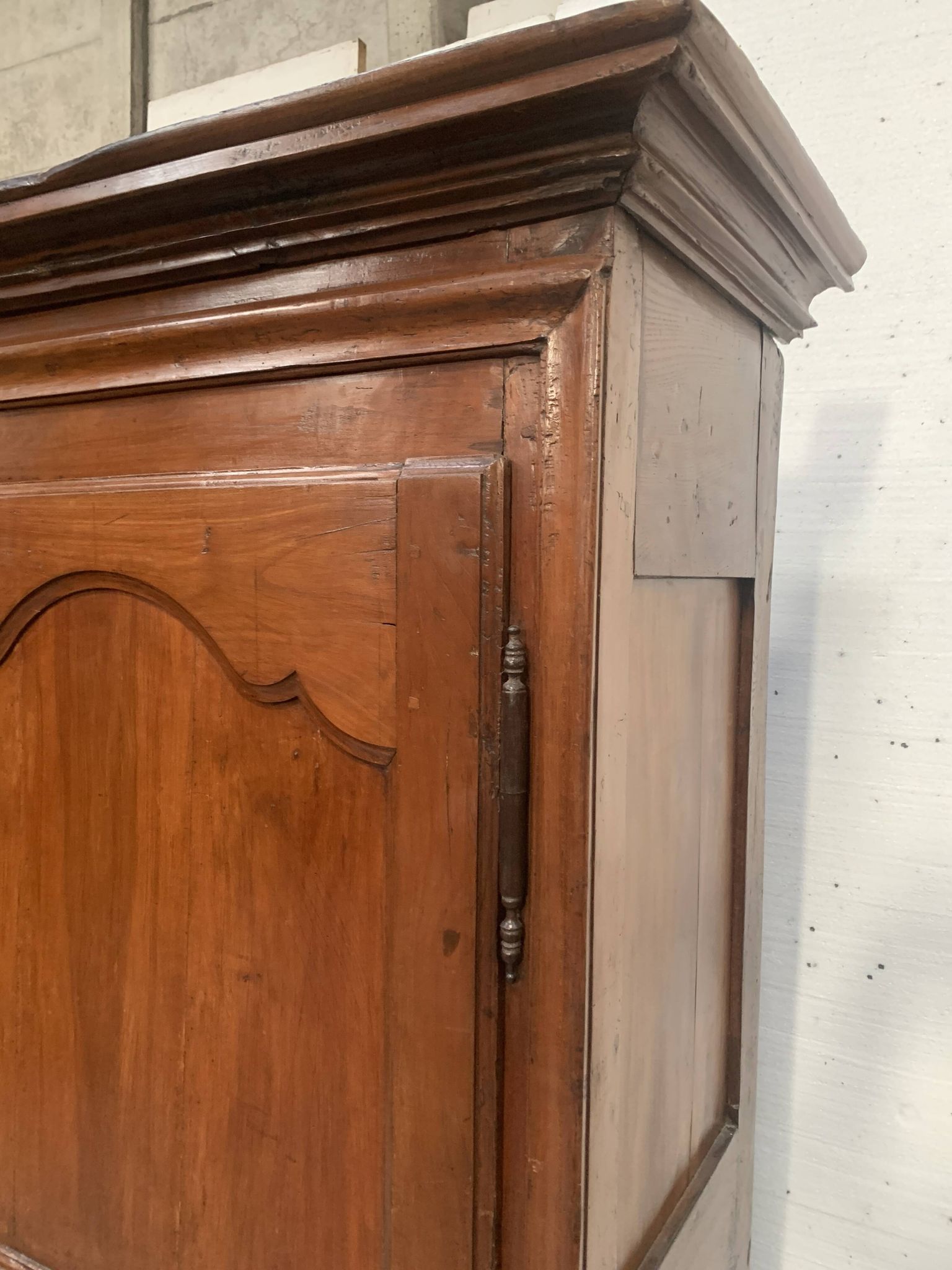 Bonnetière de style Louis Philippe en merisier massif XIX siècle