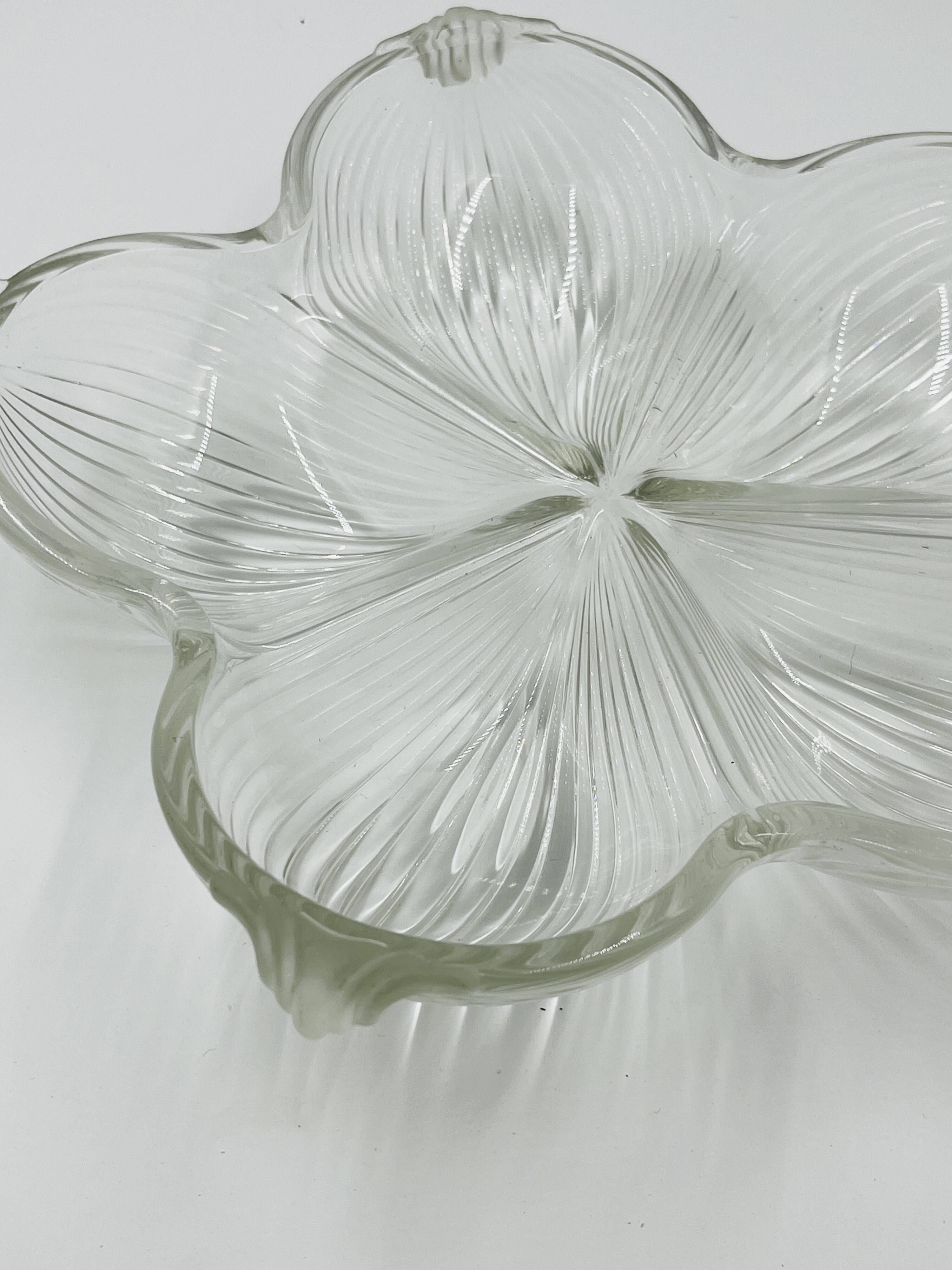 Plat en verre moulé fleur Art déco