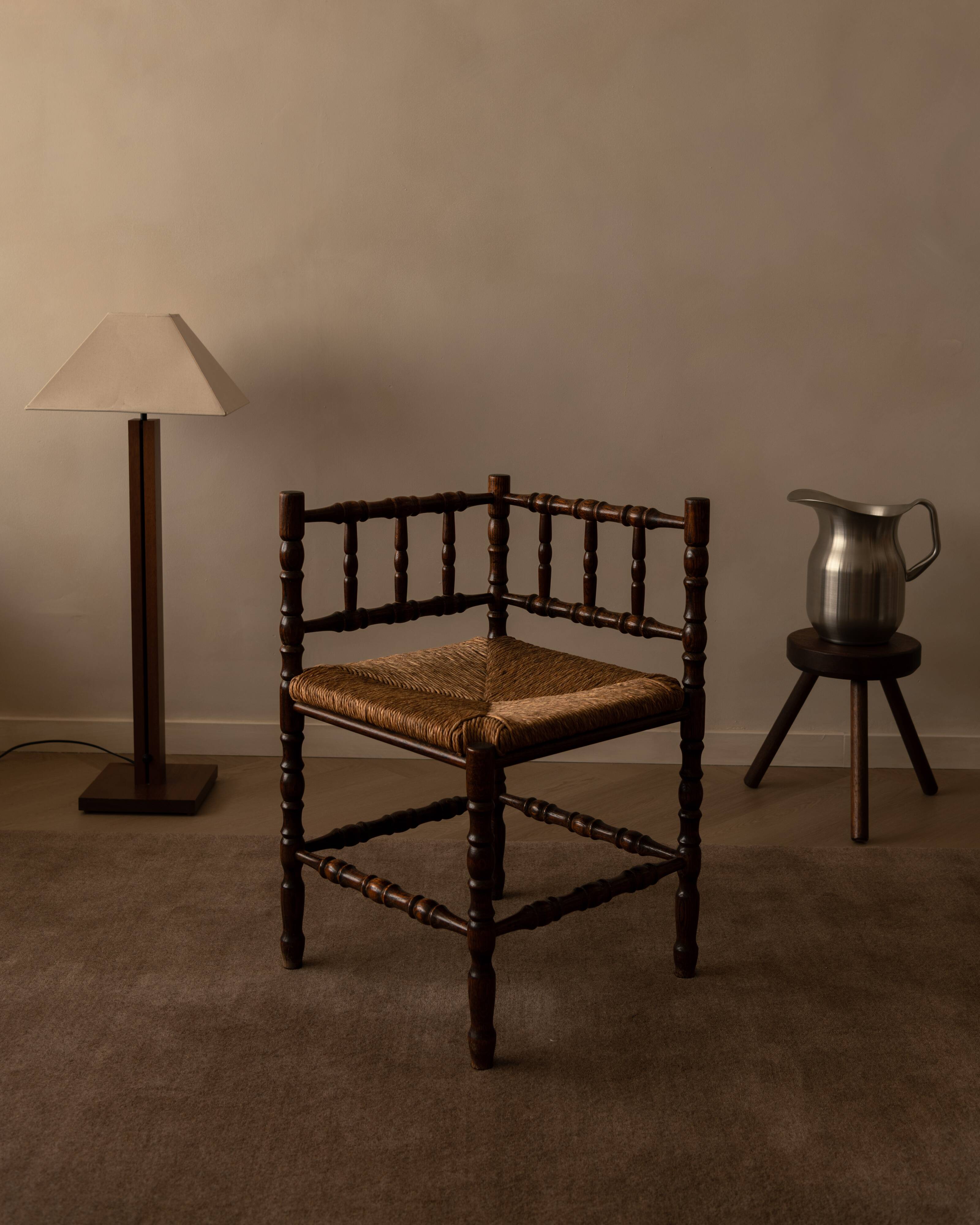 Chaise vintage à dossier ajouré et assise en jonc · 42×42×68 cm