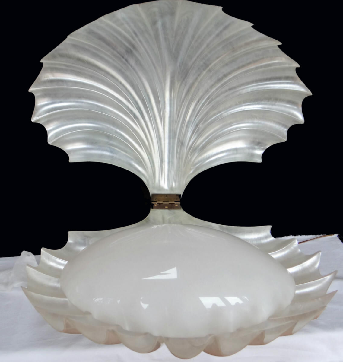 Liane Rougier lamp shell Benetier design 1970 in methacrylate