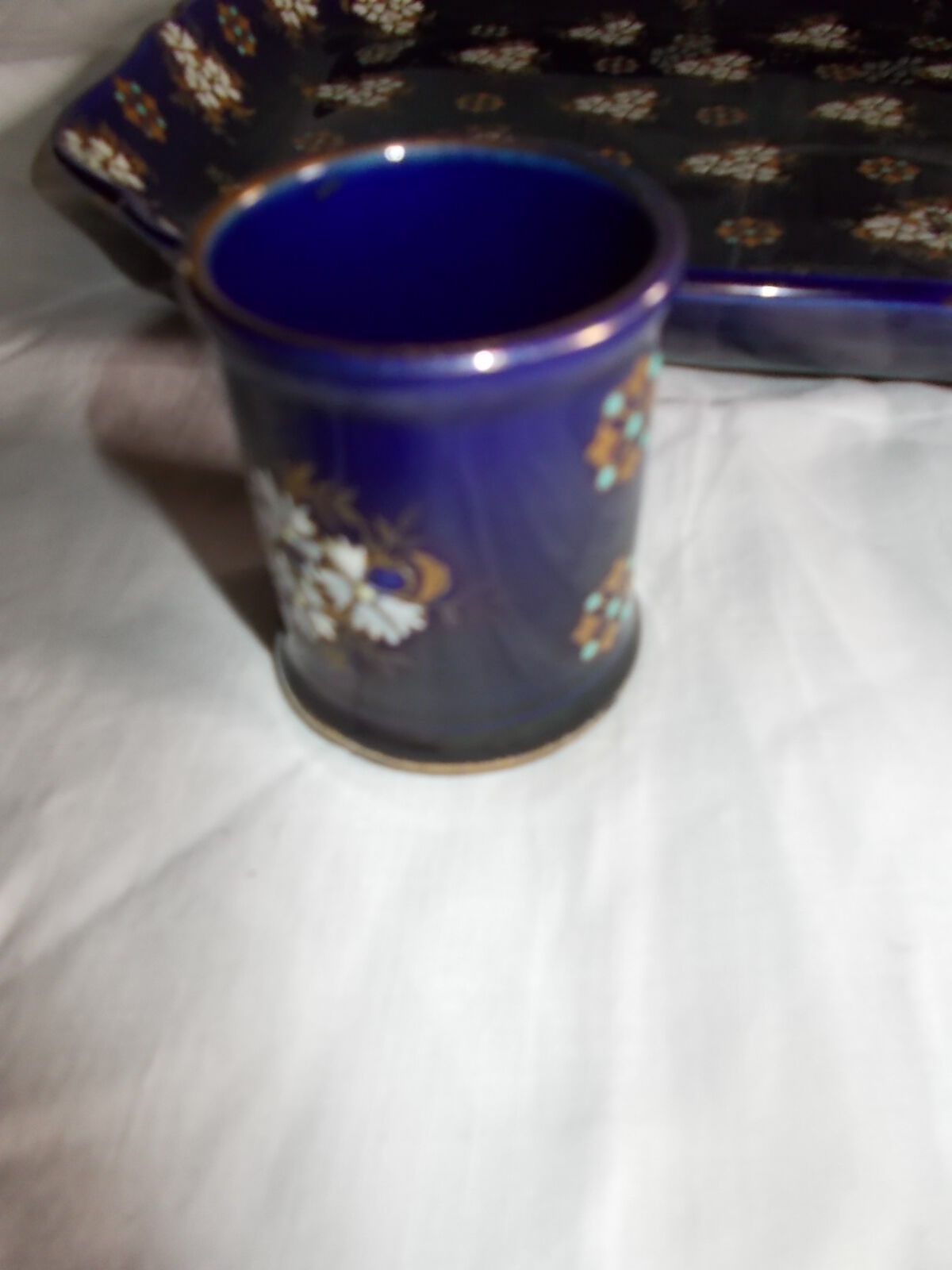 Set of tableware and its earthenware vases