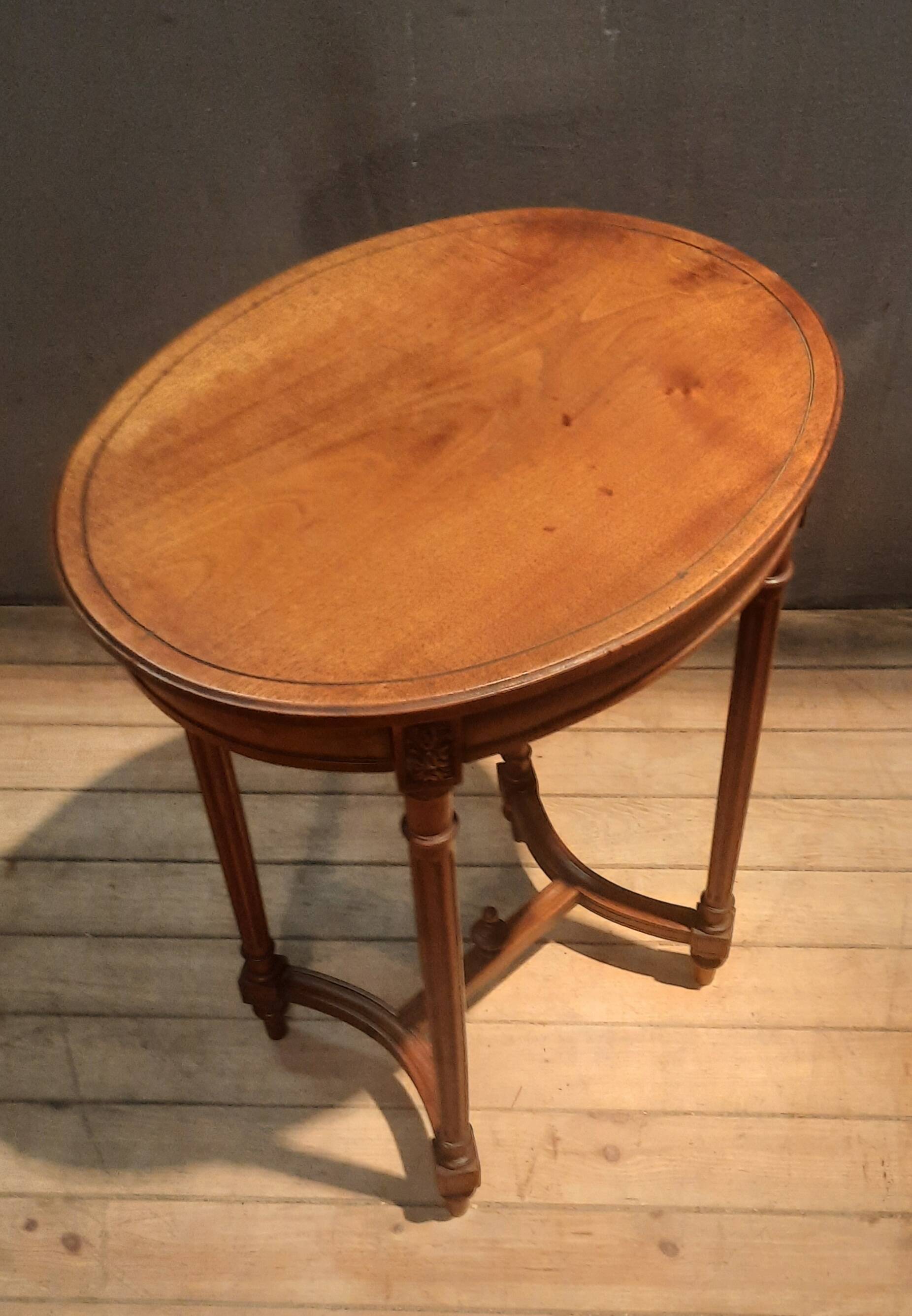 Gueridon oval  style Louis XVI