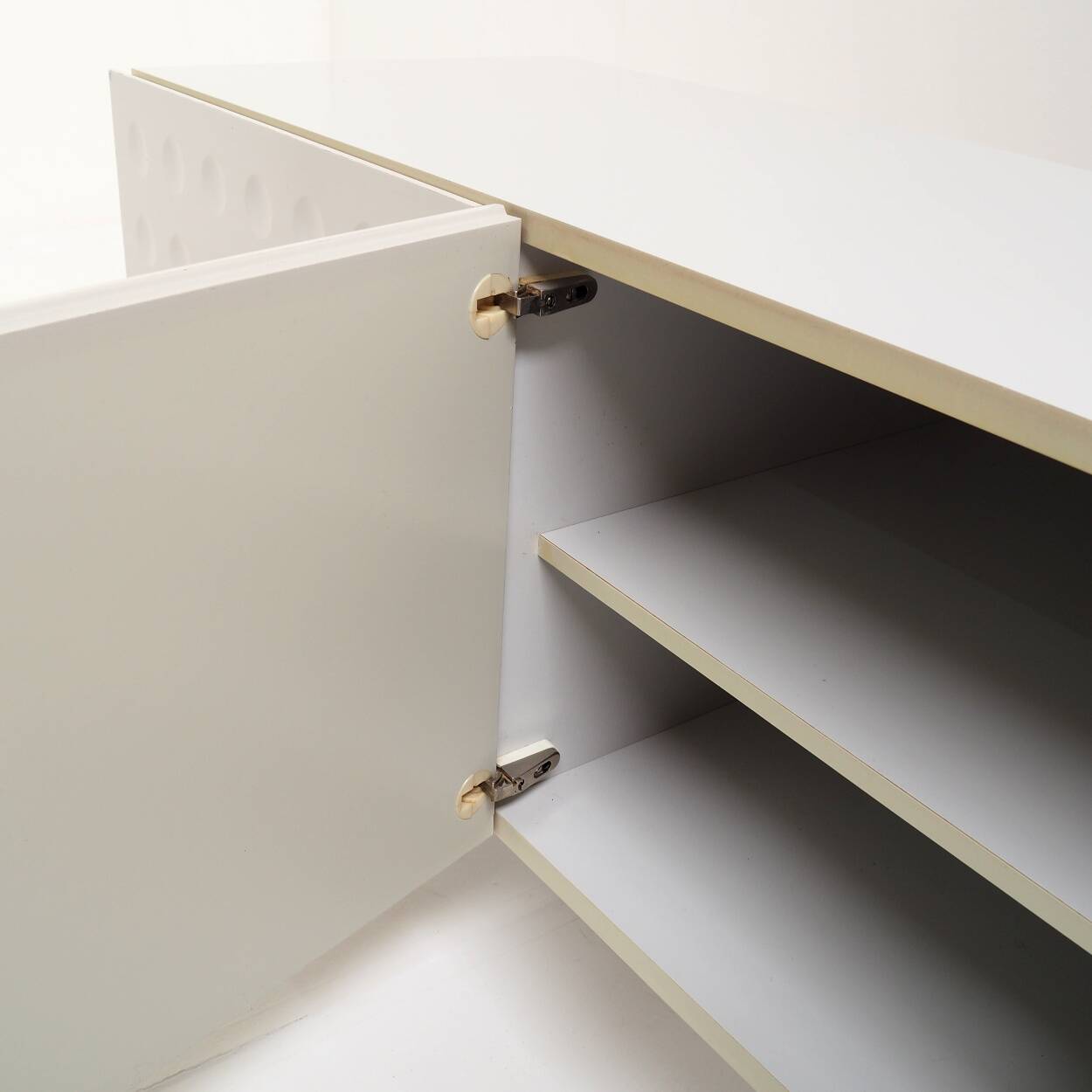 Buffet vintage avec de belles portes graphiques