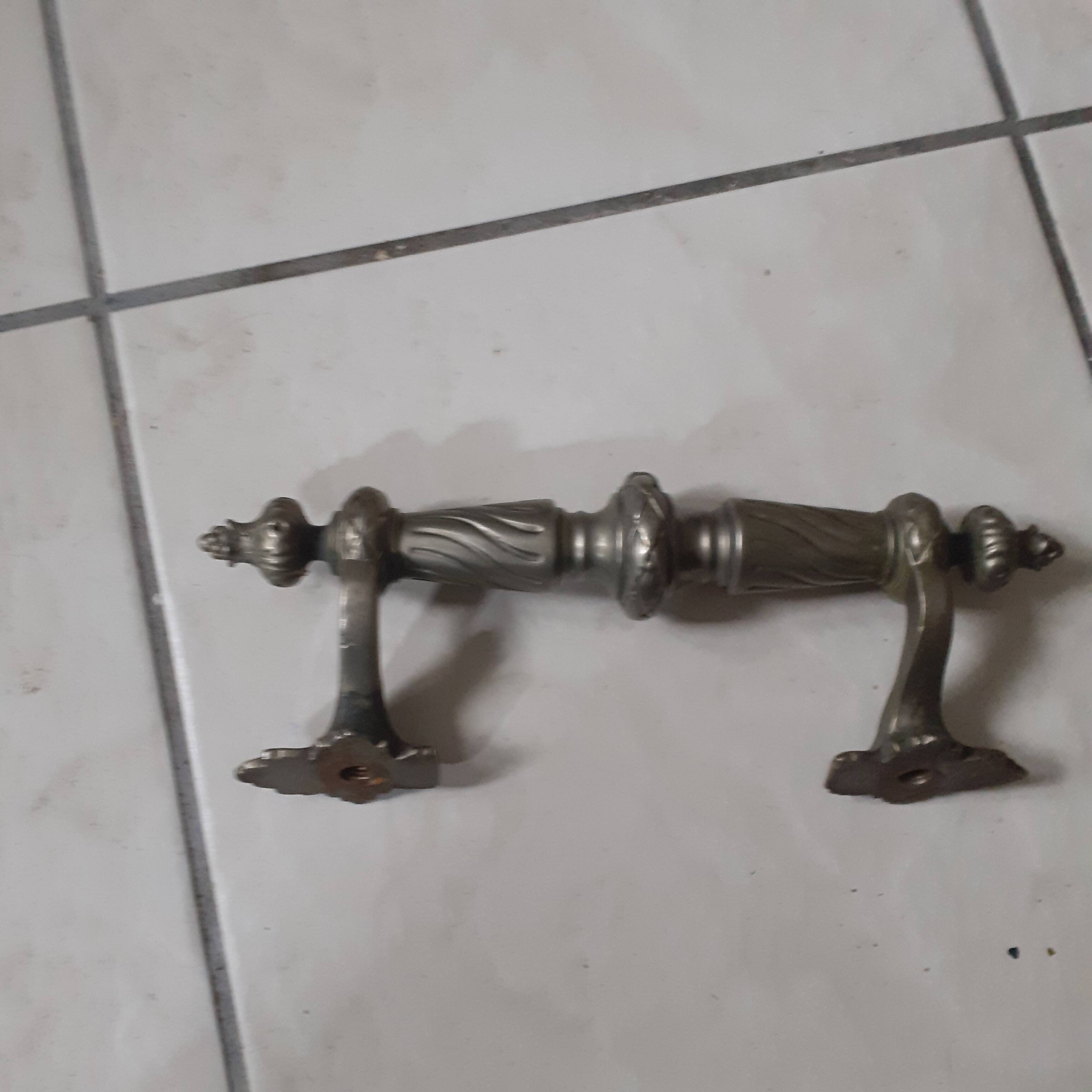 Entrance door handle in silvered bronze.