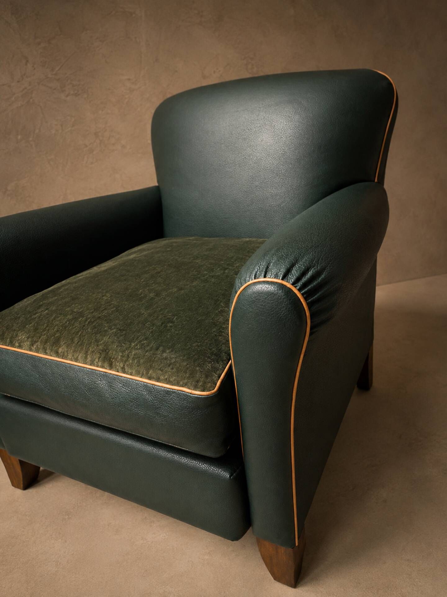 Fauteuil club en simili-cuir et noyer