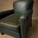 Fauteuil club en simili-cuir et noyer
