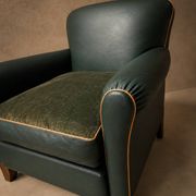 Fauteuil club en simili-cuir et noyer
