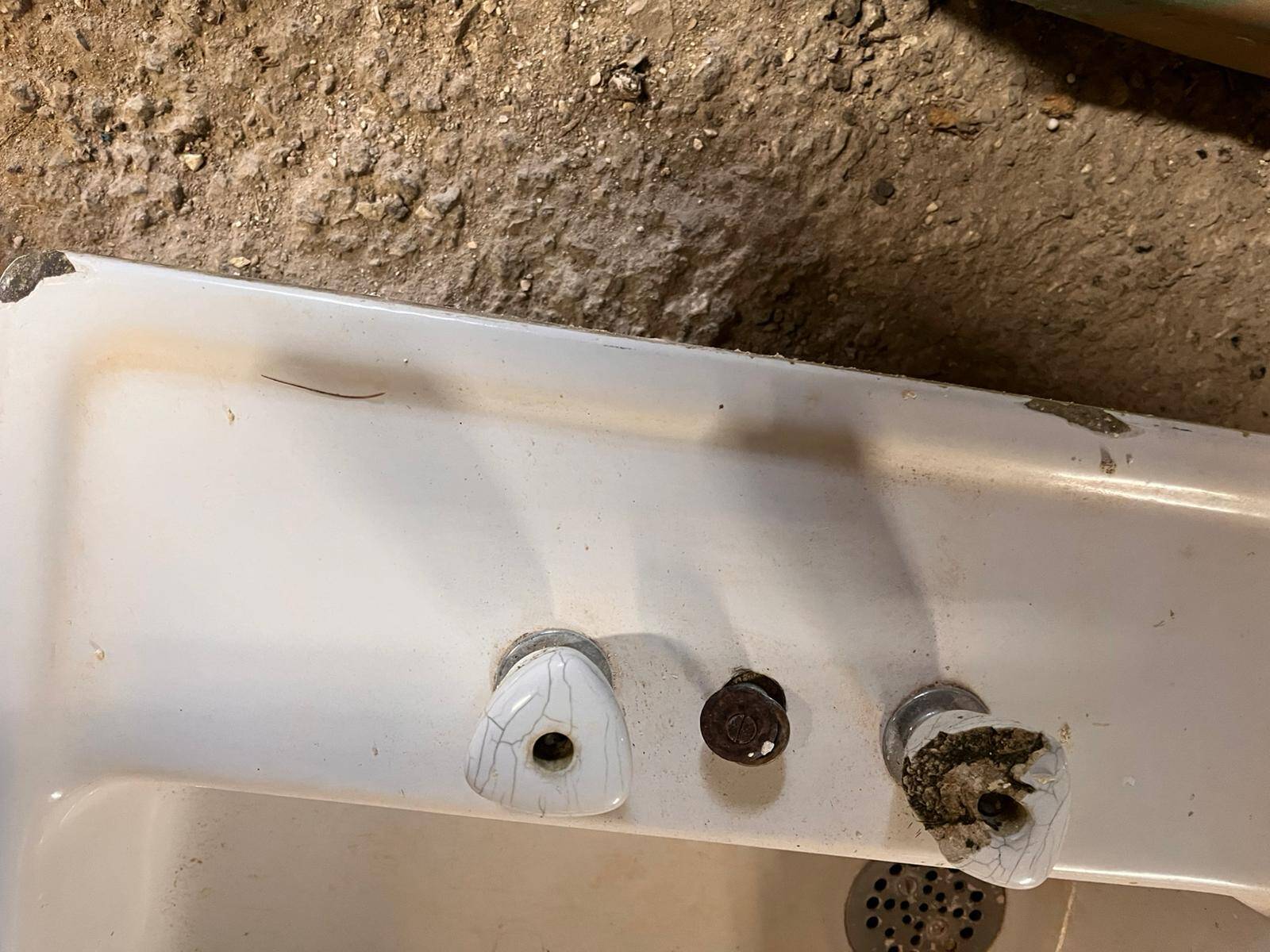 Ceramic sink with drainer