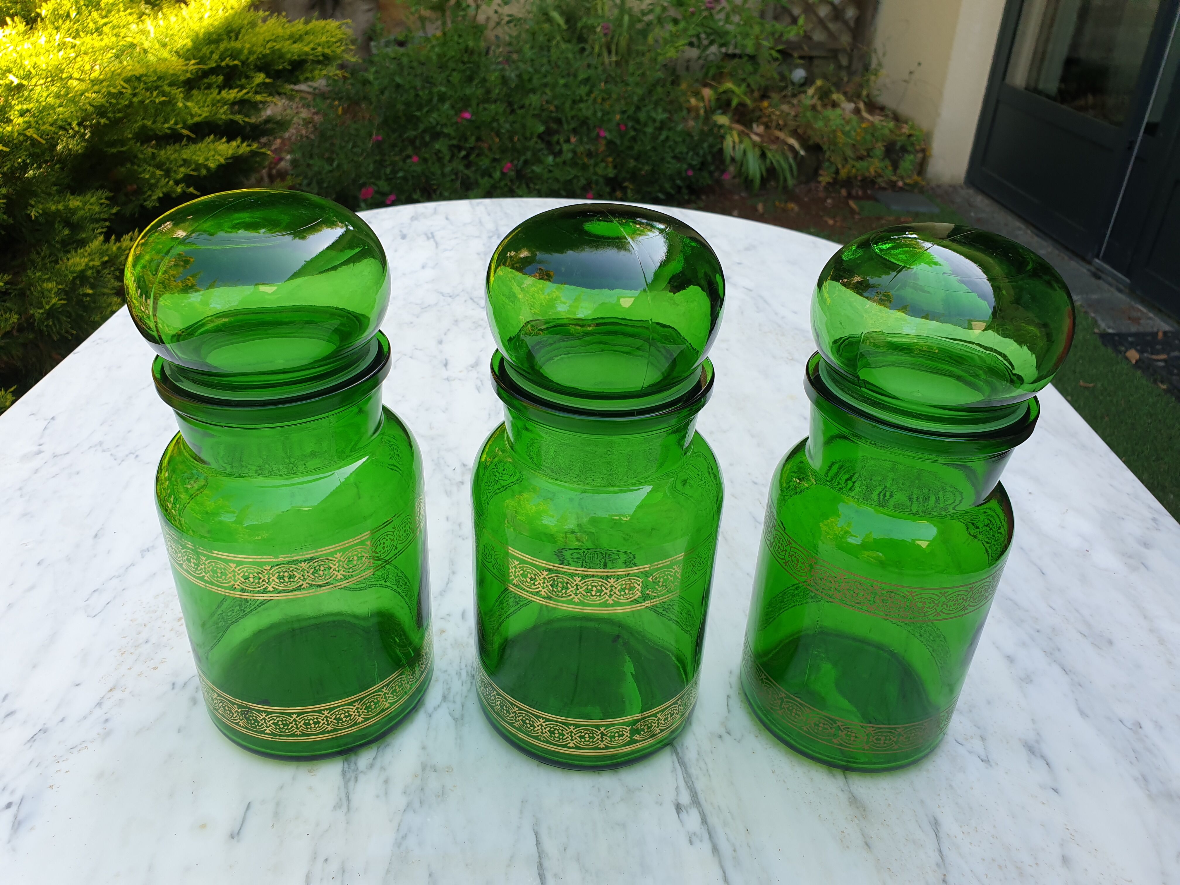 Pots anciens à pharmacie en verre vert