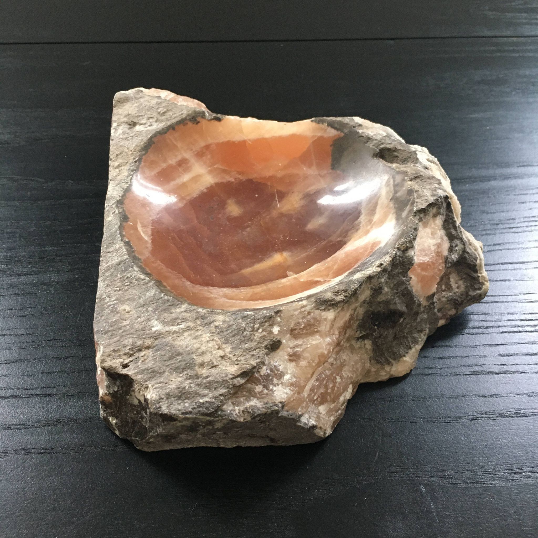 Vide poche brutaliste en onyx