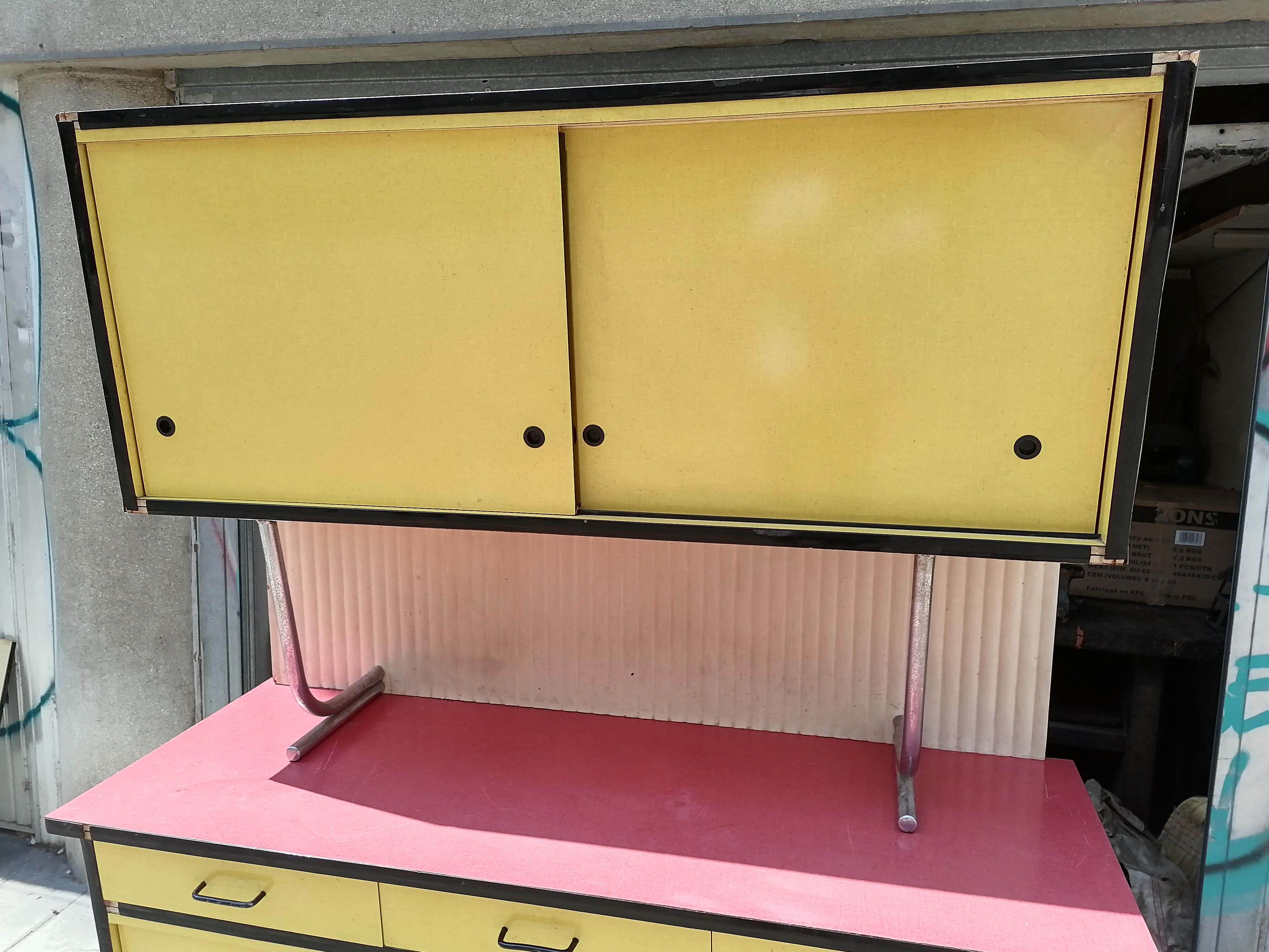 Ancien meuble en formica jaune et rouge