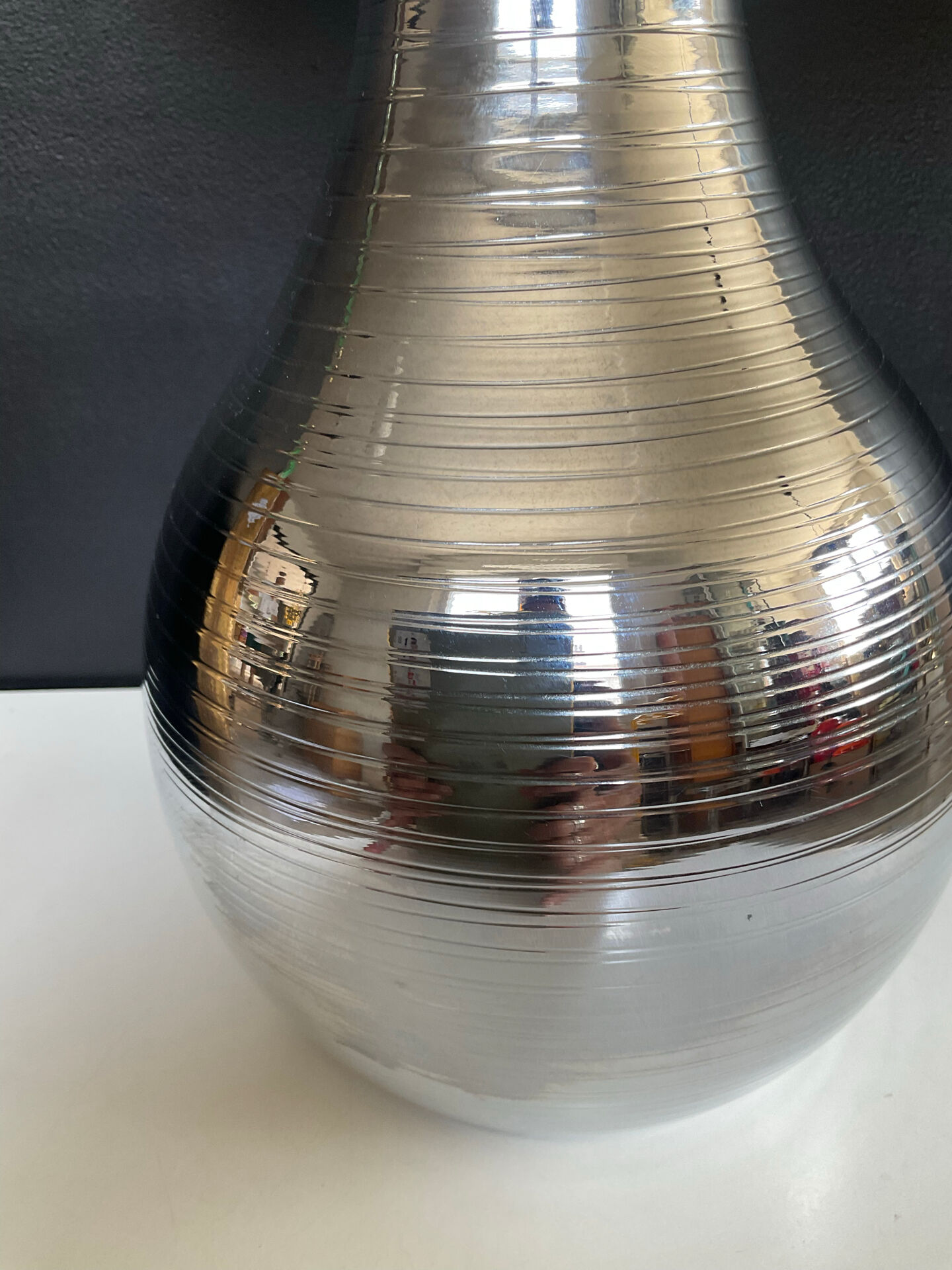 Lampe design en métal chromé