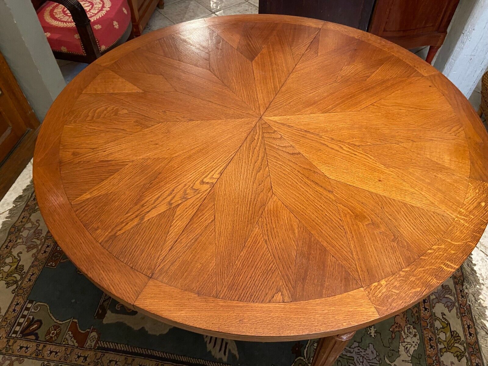 Table ronde style Louis XVI en chêne blond plateau à décor de rosace