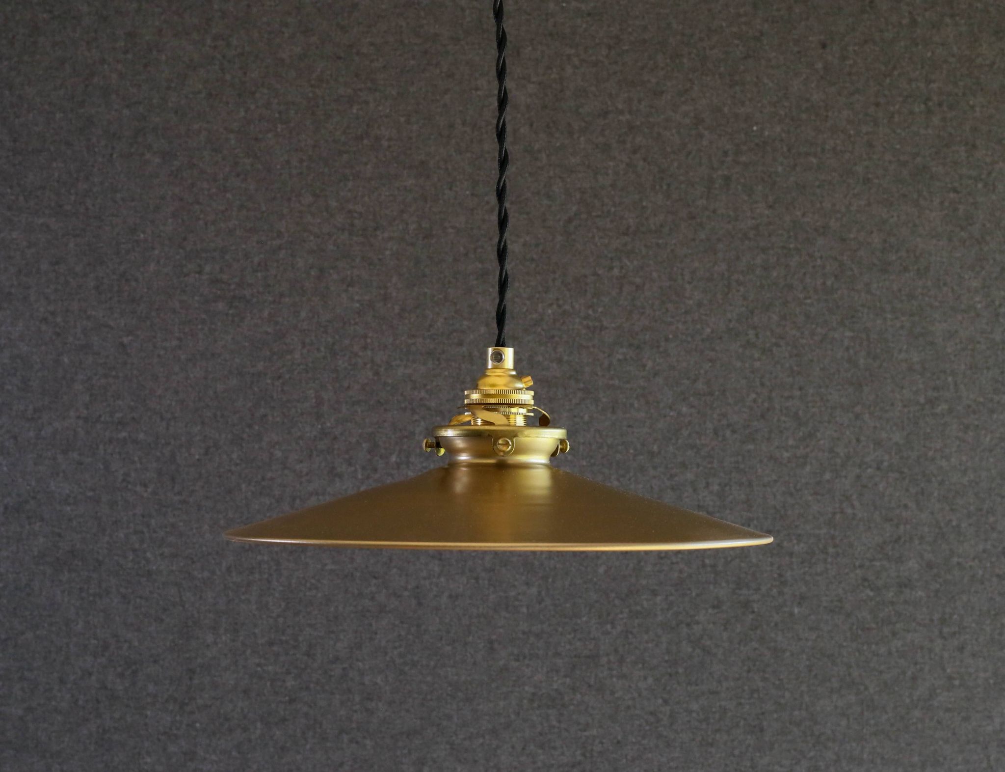 suspension opaline ancienne peinte en doré, livrée avec cable et douille neufs
