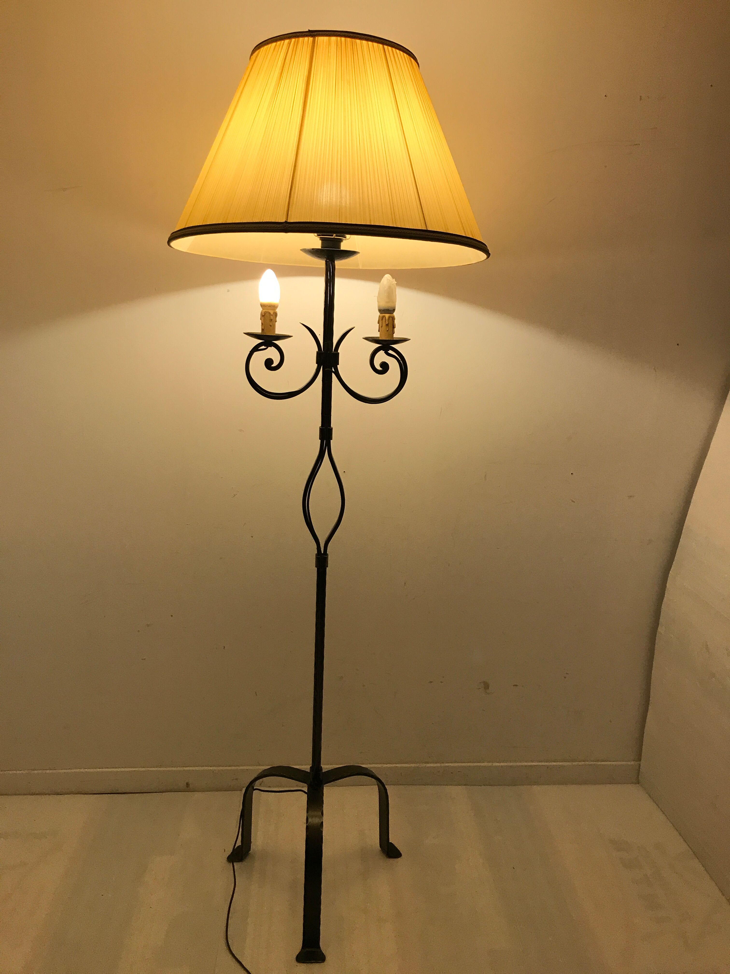 Tripod floor lamp in bronze Louis XV style
