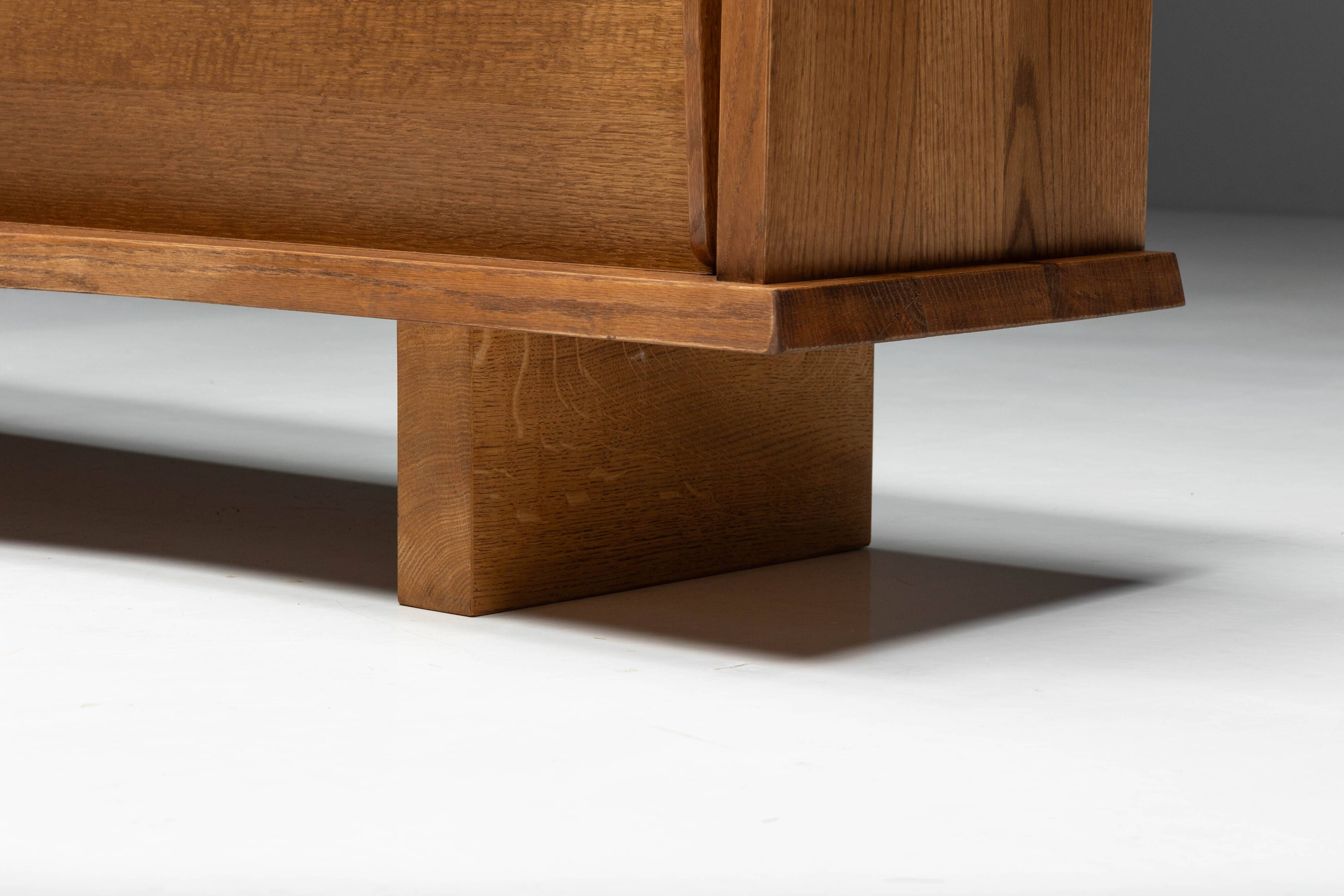 Buffet dans le style de Charlotte Perriand et Jean Prouvé, France, années 1970.