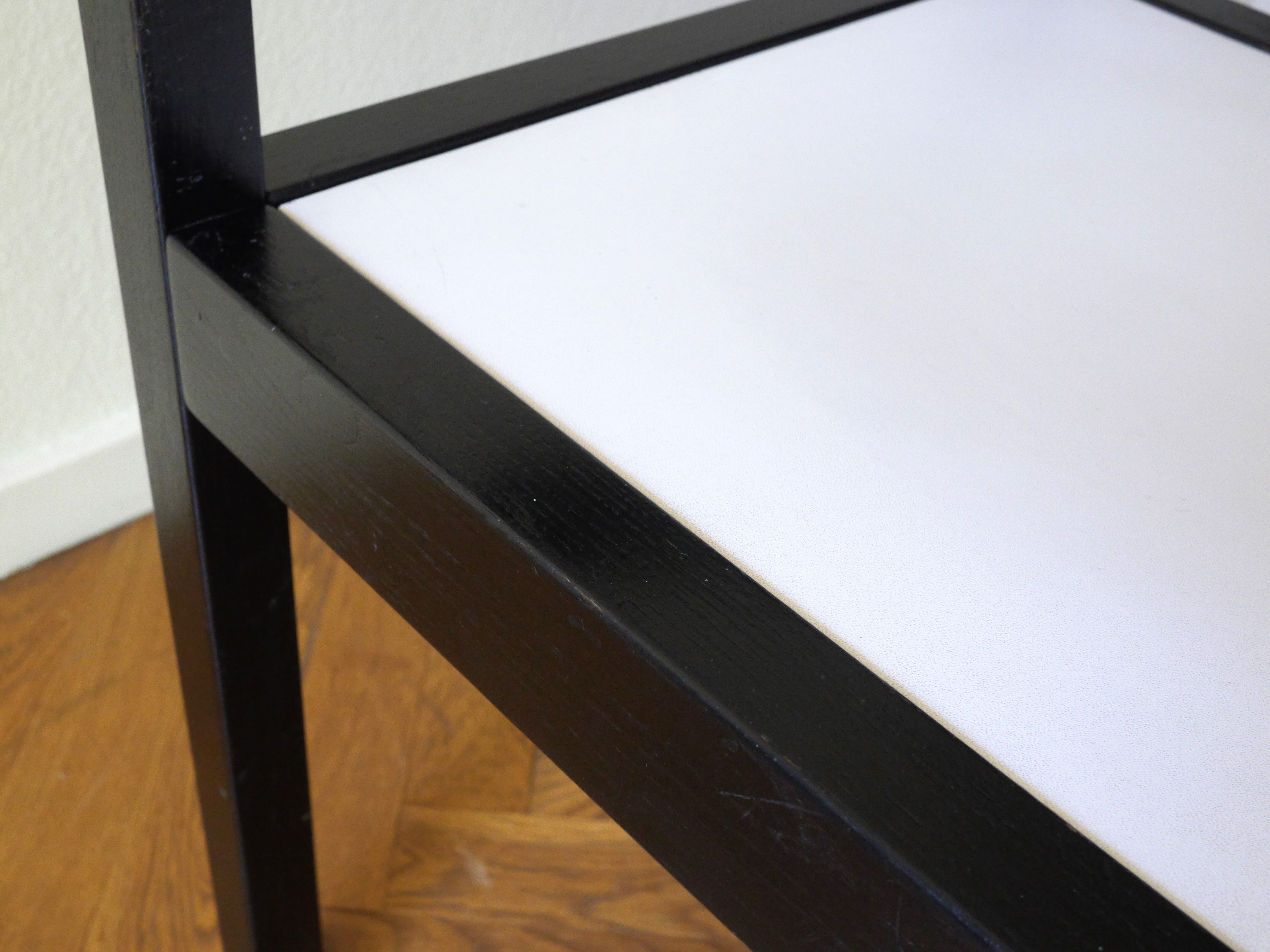 Ensemble de 6 chaises à manger noir et blanc du milieu du siècle