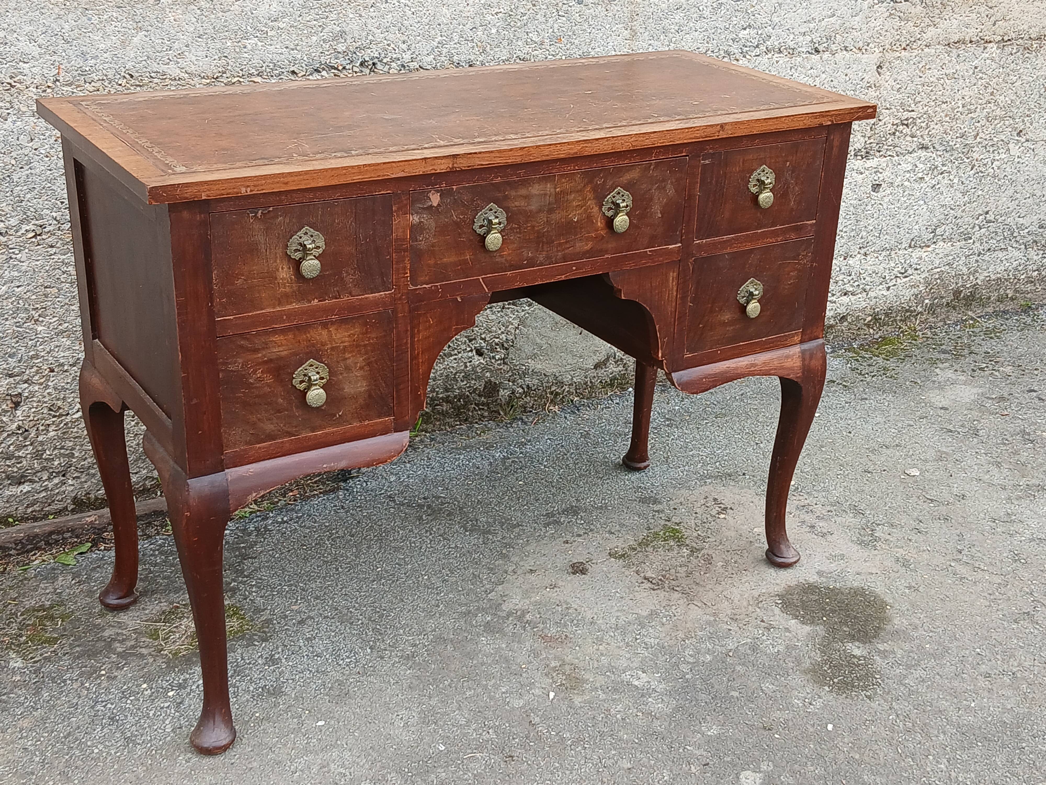 Chippendale-style desk in mahogany veneer.