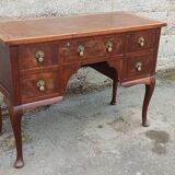 Chippendale-style desk in mahogany veneer.