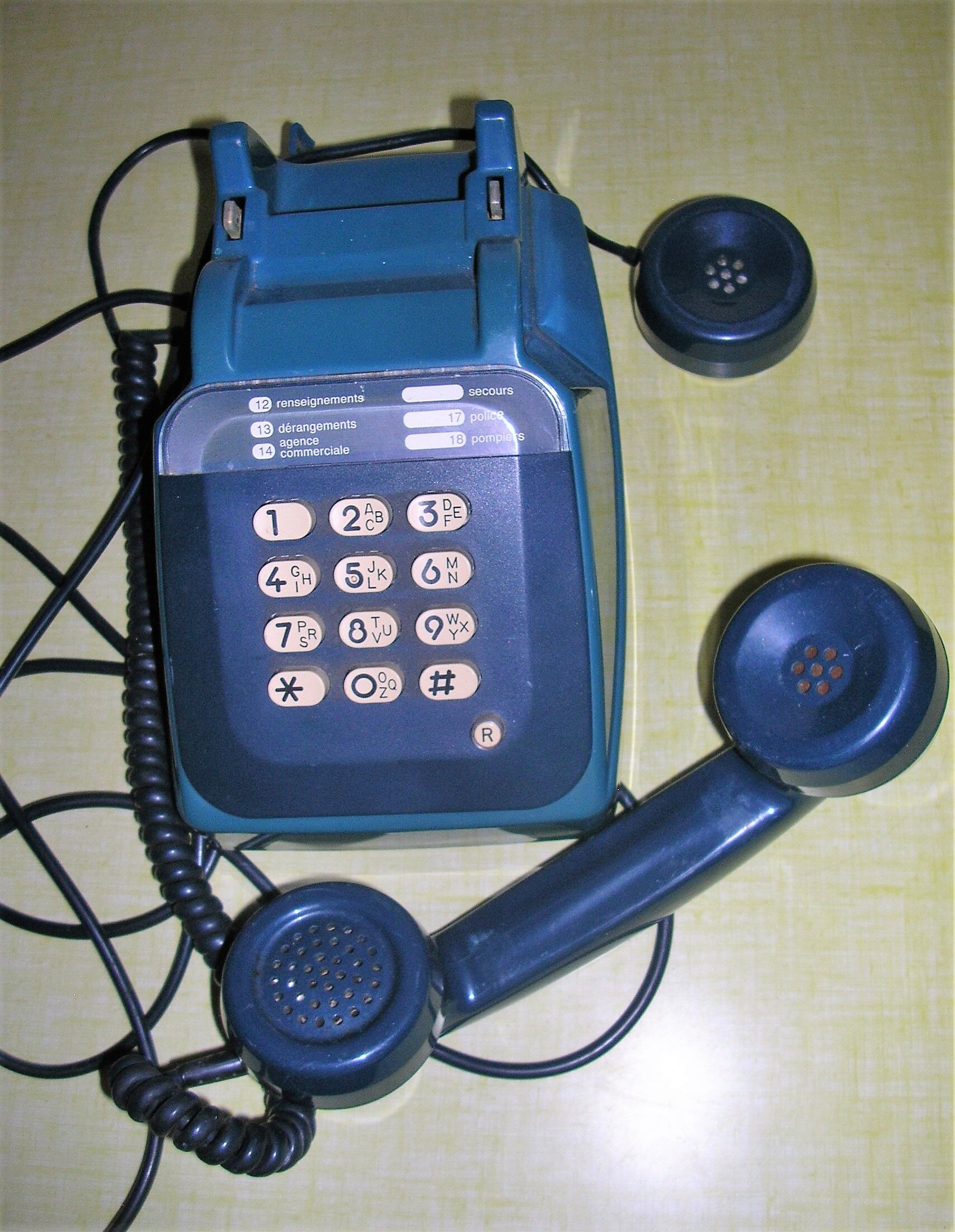 old blue phone with keys